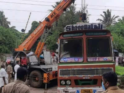 പാളത്തില്‍ ചരക്കുലോറി കുടുങ്ങി: റെയിൽവേയ്ക്ക് നഷ്ടപരിഹാരം നൽകണം; ഉടമയ്ക്ക് ഒന്നേമുക്കാൽ ലക്ഷത്തിൻ്റെ ബില്ല്