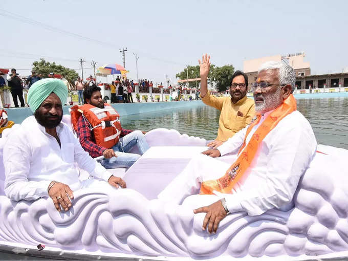 रामपुर में देश के पहले अमृत सरोवर का जलशक्ति मंत्री स्वतंत्र देव सिंह ने किया उद्घाटन
