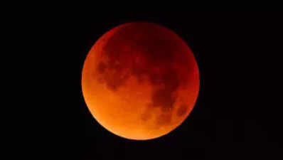 Lunar Eclipse: बेहद आसान भाषा में समझिए क्या है चंद्र ग्रहण और इसे कितने भागों में बांटा जा सकता है