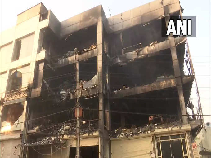 मुंडका की तीन मंजिला कमर्शियल बिल्डिंग में आग लगने के बाद की तस्वीर, अब तक 27 की मौत हो चुकी है वहीं 60 लोगों को बचाया जा चुका है।