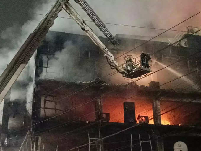 बिल्डिंग के चारों और अंधेरा और धुंआ, अंदर जानलेवा आग, बाहर से आग पर काबू पाते दमकल विभाग के कर्मचारी
