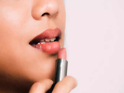 Lipstick Tips : लिपस्टिक लावल्यामुळे तुमचे ओठ फाटतात? 5 टिप्स ठेवतील अतिशय मुलायम