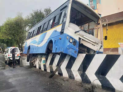 தடுப்பு சுவரில் சொருகிய பேருந்து.. திருவண்ணாமலை அதிகாரிகள் அலட்சியம்.. சமூக ஆர்வலர்களின் பகீர் குற்றச்சாட்டு