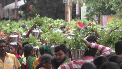 கரூர் மாரியம்மன் கோவில் திருவிழா; கம்பத்திற்கு தீர்த்தம் ஊற்ற அலைமோதும் பக்தர்கள்!