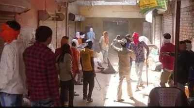 Hamirpur News: दिनदहाड़े घर पर नकाबपोशों के तोड़फोड़ करने से व्यापार मंडल महामंत्री को पड़ा हार्टअटैक, कानपुर रेफर