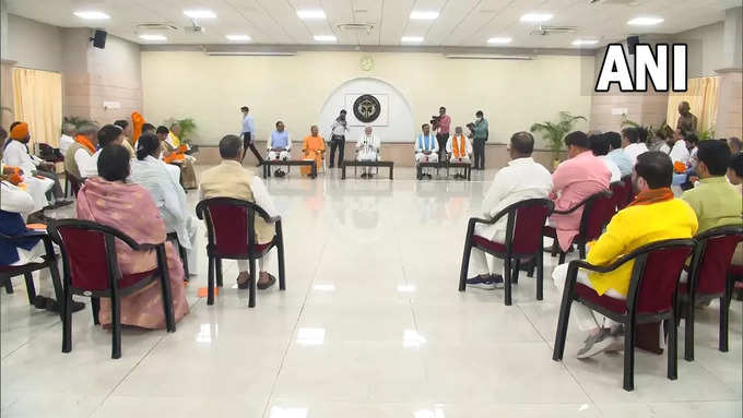 प्रधानमंत्री नरेंद्र मोदी ने लखनऊ में प्रदेश बीजेपी नेताओं के साथ बैठक की। इस दौरान उनके साथ मुख्यमंत्री योगी आदित्यनाथ, उपमुख्यमंत्री ब्रजेश पाठक और केशव प्रसाद मौर्य मौजूद रहे।