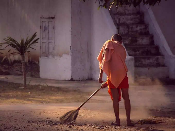 ಒಬ್ಬ ವ್ಯಕ್ತಿಯು ಗುಡಿಸುವುದನ್ನು ನೋಡುವುದು