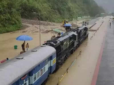 Assam Floods: জলের তোড়ে ভাসছে আস্ত ট্রেন! বরাতজোরে প্রাণে বাঁচলেন ২৮০০ যাত্রী