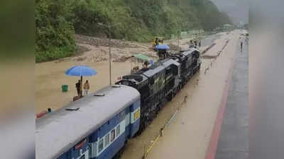 Assam Floods: জলের তোড়ে ভাসছে আস্ত ট্রেন! বরাতজোরে প্রাণে বাঁচলেন ২৮০০ যাত্রী