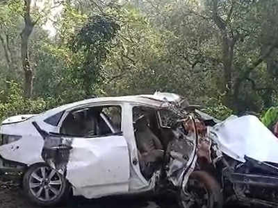 बगहा समाचार: पेड़ से टकराई तेज रफ्तार कार, एक ही परिवार के 4 लोगों की मौत