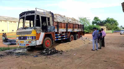 திடீரென பற்றி எரிந்த லாரி... 30 மூட்டை கோதுமை தீயில் நாசம்!