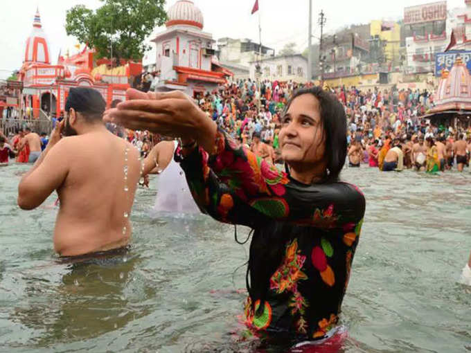 पवित्र नद्यांमध्ये स्नान केले जाते