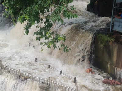 Hogenakkal காவிரி ஆற்றில் திடீர் வெள்ளம்... சுற்றுலா பயணிகளுக்கு தடை!