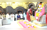 हैदराबादच्या भक्ताकडून साई चरणी दोन कोटींचं सोनं, पाहा नवीन सिंहासनातले PHOTOS