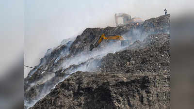 Bhalswa Landfill Site: भलस्वा में 22 दिन बाद भी कूड़े की आग धीरे-धीरे सुलग रही है