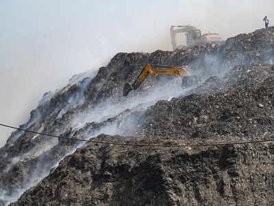 Bhalswa Landfill Site: भलस्वा में 22 दिन बाद भी कूड़े की आग धीरे-धीरे सुलग रही है