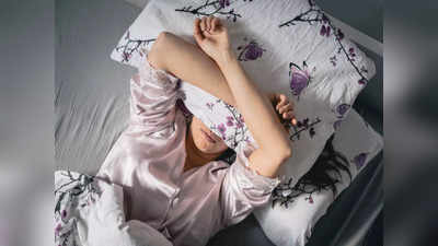 Astrology Remedies For Sleep : झोपताना या गोष्टी आजूबाजूला ठेवणे अशुभ ठरते, अशी घ्या काळजी