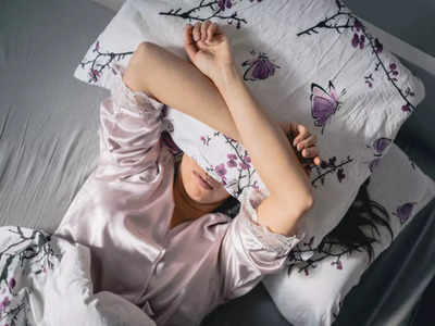 Astrology Remedies For Sleep : झोपताना या गोष्टी आजूबाजूला ठेवणे अशुभ ठरते, अशी घ्या काळजी