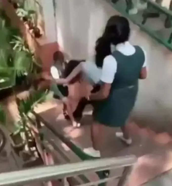 girls fight