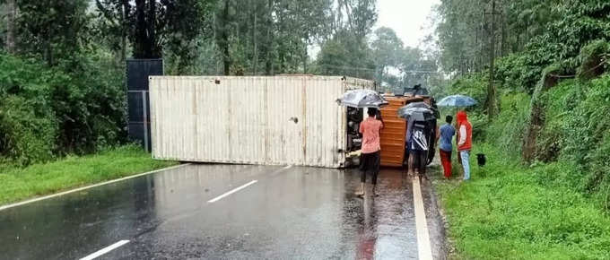 ಮಳೆಗೆ ಮಗುಚಿಬಿದ್ದ ಕಂಟೈನರ್