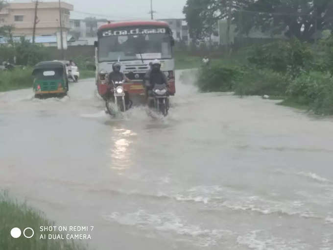 ಮಂಡ್ಯ ಹೊರವಲಯದ ಚಿಕ್ಕಮಂಡ್ಯ ರಸ್ತೆಯಲ್ಲಿ ಹರಿಯುತ್ತಿರುವ ಮಳೆ ನೀರು.