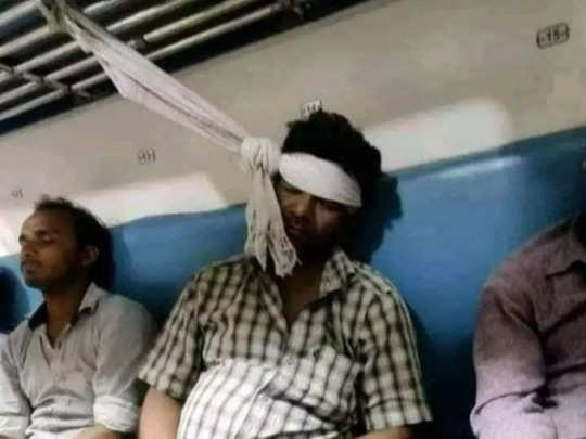 Desi Jugaad: ट्रेन में लेटने को सीट नहीं मिली तो अंकल ने भिड़ाया गजब का जुगाड़, फोटो वायरल 