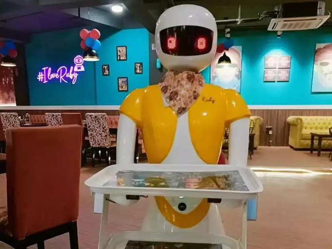 पीले कपड़ों में रोबोट -