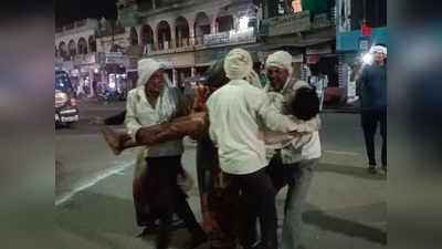 Hamirpur News: पुलिस की पिटाई से युवक की बिगड़ी हालत, परिवार ने कोतवाली में जमकर किया हंगामा