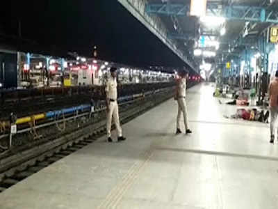 गोरखपुर-बांद्रा एक्सप्रेस में बम की सूचना से मचा हड़कंप, ट्रेन से ही पकड़ा गया अफवाह फैलाने वाला संदिग्ध
