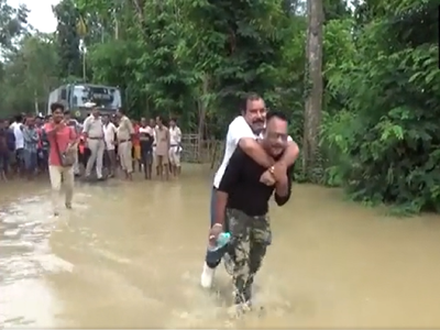 জুতো বড় দামী জলে ভেজাব না, নিরাপত্তারক্ষীর কাঁধে চাপলেন Assam-এর বিধায়ক! নিন্দার ঝড় সোশ্যাল মিডিয়াতে