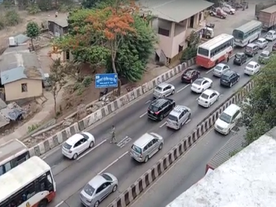 मुंबई-पुणे एक्सप्रेसवर मोठी वाहतूक कोंडी, लोणावळ्यात अपघात झाल्याने वाहनांच्या रांगा