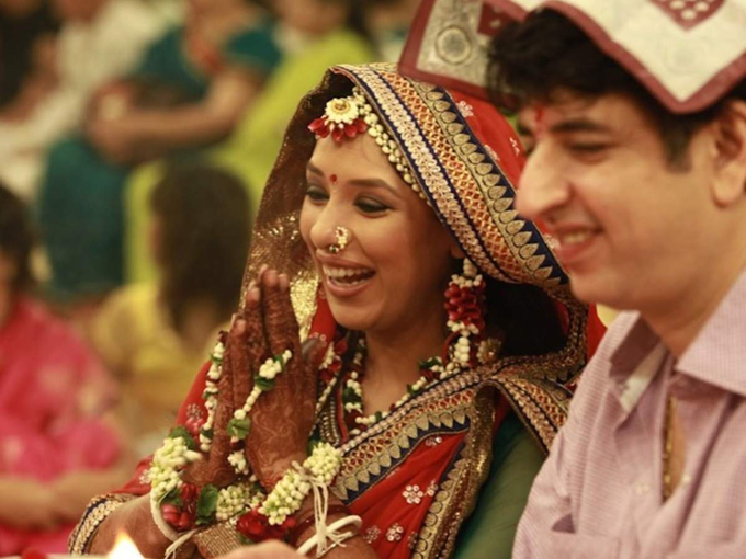 ​सिंपल शादी में बने दुल्हा-दुल्हन