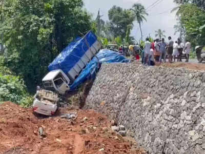 നിയന്ത്രണം വിട്ട ലോറി ബൈക്കിലും കാറിലും ഇടിച്ച് താഴ്ചയിലേക്ക്; വന്‍ അപകടം ഒഴിവായത് തലനാരിഴയ്ക്ക്, സംഭവം മൂവാറ്റുപുഴയിൽ