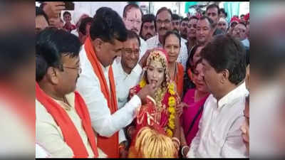 Laxmi Muchhal Marriage: दंगों की आग में जली लक्ष्मी की शादी में मामेरा लेकर पहुंचे कृषि मंत्री कमल पटेल, सीएम शिवराज ने वर्चुअली जुड़कर दिया आशीर्वाद