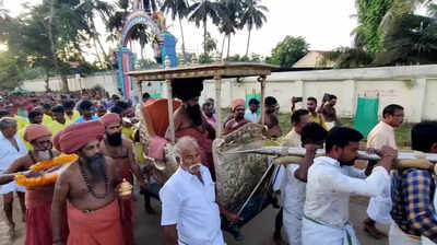 தர்மபுரம் ஆதீனம் பட்டினப்பிரவேசம் நிகழ்ச்சி; குருமகா சன்னிதானம் நாற்காலி பல்லக்கில் சென்று வழிபாடு!