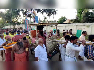 தர்மபுரம் ஆதீனம் பட்டினப்பிரவேசம் நிகழ்ச்சி; குருமகா சன்னிதானம் நாற்காலி பல்லக்கில் சென்று வழிபாடு!