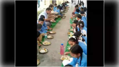 छात्रों ने फिर किया दलित रसोइए का बहिष्कार, DM समेत अन्य अधिकारियों ने स्कूल पहुंच दी ऐसी सीख