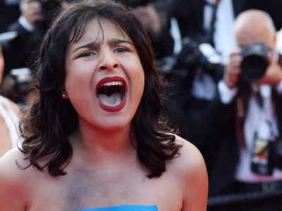 Cannes च्या रेड कार्पेटवर युक्रेनी महिलेचं रशियाविरोधात निदर्शन, अर्ध नग्न होत दिल्या घोषणा