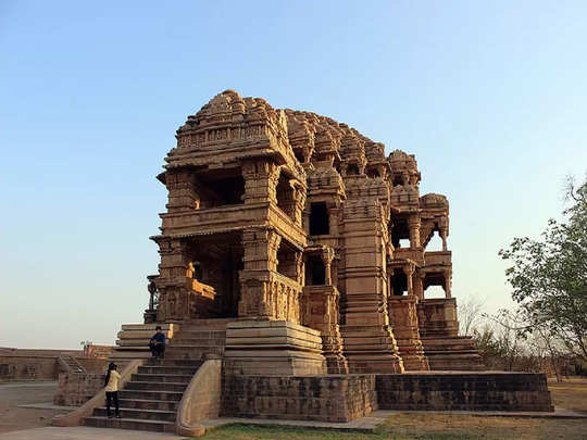 Saas Bahu Temple Udaipur,बड़ा ही मजेदार है उदयपुर का सास-बहू मंदिर, नाम ही नहीं यहां की कहानी भी है बेहद दिलचस्प - facts about saas bahu temple udaipur rajasthan - Navbharat Times
