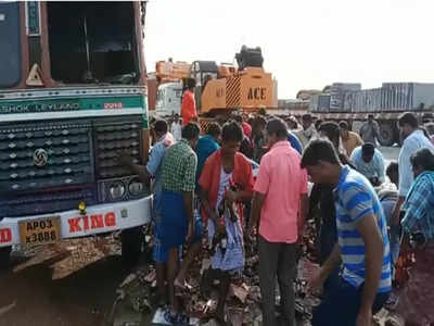 సింగరాయకొండలో లారీ బోల్తా.. బీరు సీసాల కోసం ఎగబడ్డ జనం.. దొరికినోడికి దొరికినంత!