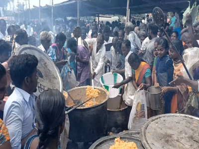 நலத்திட்ட உதவிகள் வழங்கும் விழா: பிரியாணியை பக்கெட்டில் தூக்கி சென்ற பொதுமக்கள்!