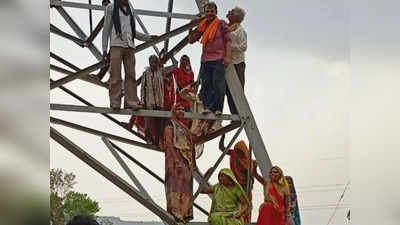 Satna News : मुआवजे की मांग को लेकर टावर पर चढ़े किसान, आंधी-पानी में भी नहीं डिगा हौसला