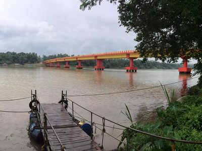 നൂറ്റാണ്ടുകളായി തോണിക്കടത്ത് മാത്രം, വൈകിയെത്തിയാൽ പെടും; കാത്തിരിപ്പിനൊടുവിൽ എളമരംകടവിൽ പാലം, വീഡിയോ കാണാം