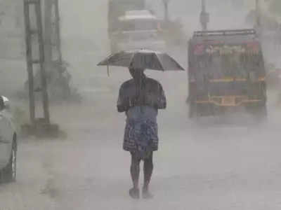 സംസ്ഥാനത്ത് മഴ തുടരും; രാത്രി നാല് ജില്ലകളിൽ മഴ മുന്നറിയിപ്പ്, ശക്തമായ കാറ്റിന് സാധ്യത