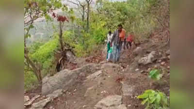 घने जंगलों और पहाड़ों को पार कर 10 किमी दूर गांव में पैदल पहुंचे स्वास्थ्यकर्मी, ग्रामीणों का किया इलाज