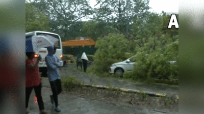 Delhi Weather Updates: दिल्ली में बारिश से कूल-कूल हुआ मौसम, तेज हवा के कारण IGI एयरपोर्ट पर विमानों के उड़ान पर असर