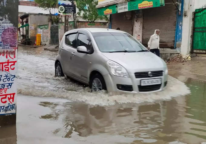 नोएडा में मई की बारिश से डूब गईं सड़कें