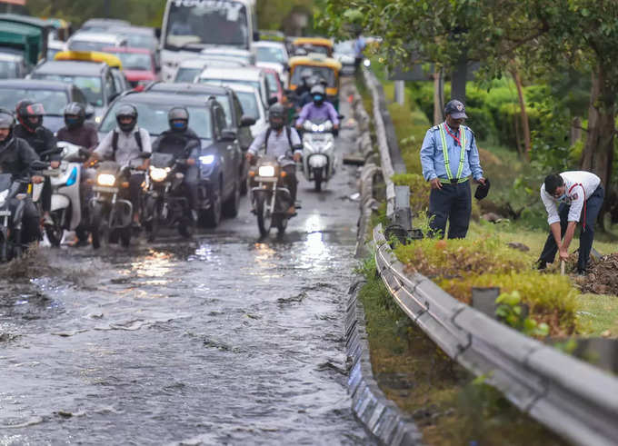 दिल्ली में ट्रैफिक पुलिस भी रही परेशान