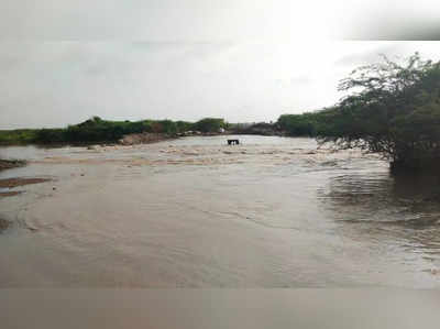 ವಿಜಯಪುರ: ಡೋಣಿ ನದಿಯಲ್ಲಿ ಸಿಲುಕಿದ ಟ್ರ್ಯಾಕ್ಟರ್