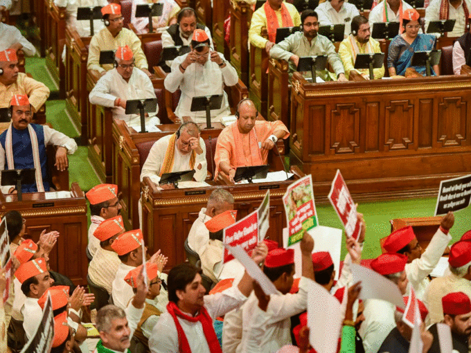 ​सदन के बीचोंबीच नारेबाजी करने लगे सपा सदस्य